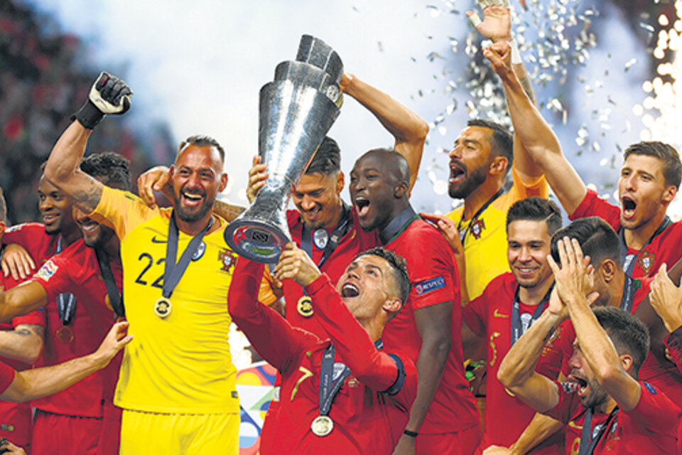 El trofeo en manos de Cristiano Ronaldo, el segundo con Portugal. (Fuente: AFP)