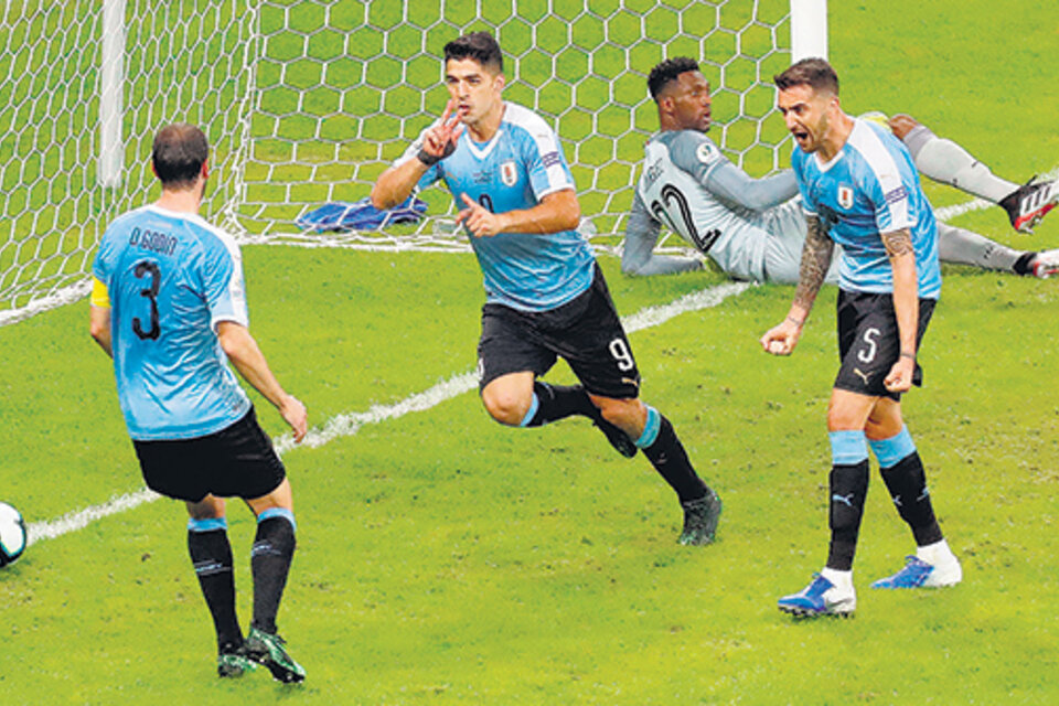 Festejo de los uruguayos en uno de los goles convertidos durante el primer tiempo. (Fuente: EFE)