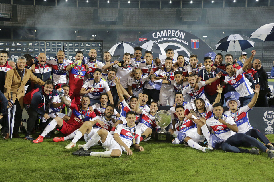 El plantel de Tigre festeja su primer título en la máxima categoría. (Fuente: DPA)