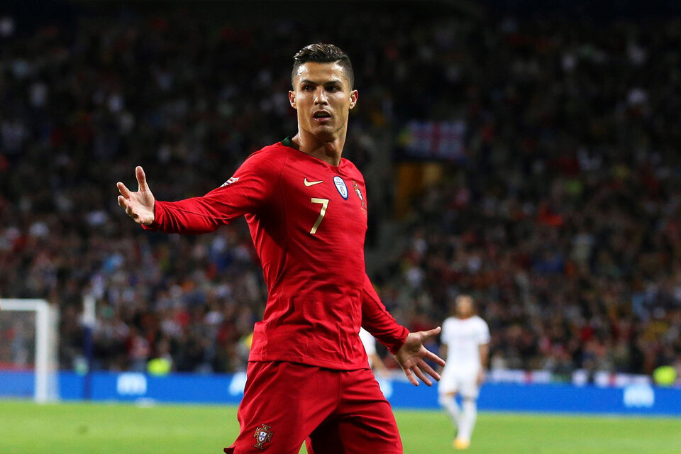 Uno de los tres festejos de Ronaldo en la victoria de Portugal. (Fuente: EFE)