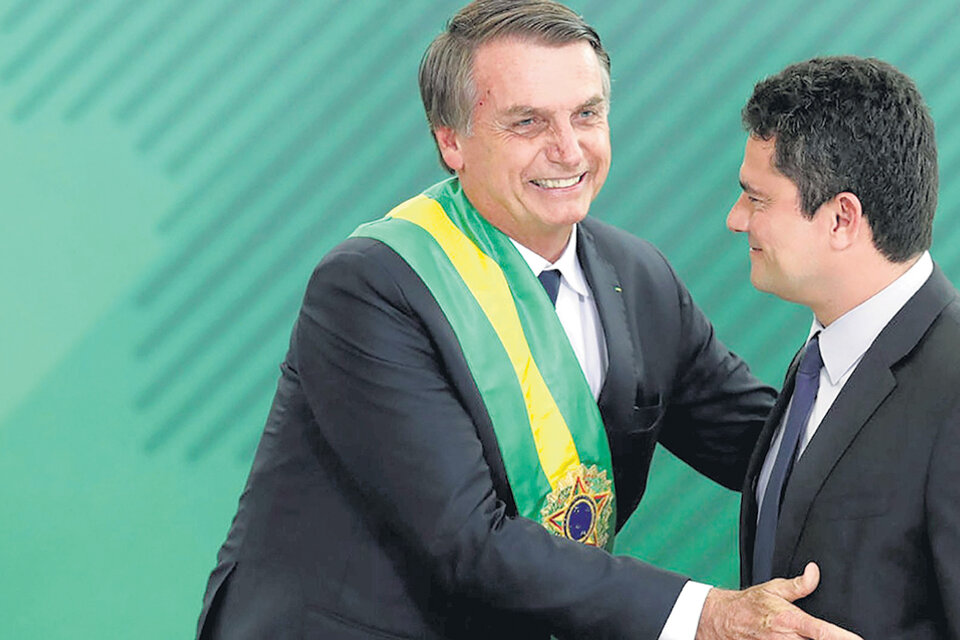 El presidente Jair Bolsonaro y su ministro y ex juez Sergio Moro.