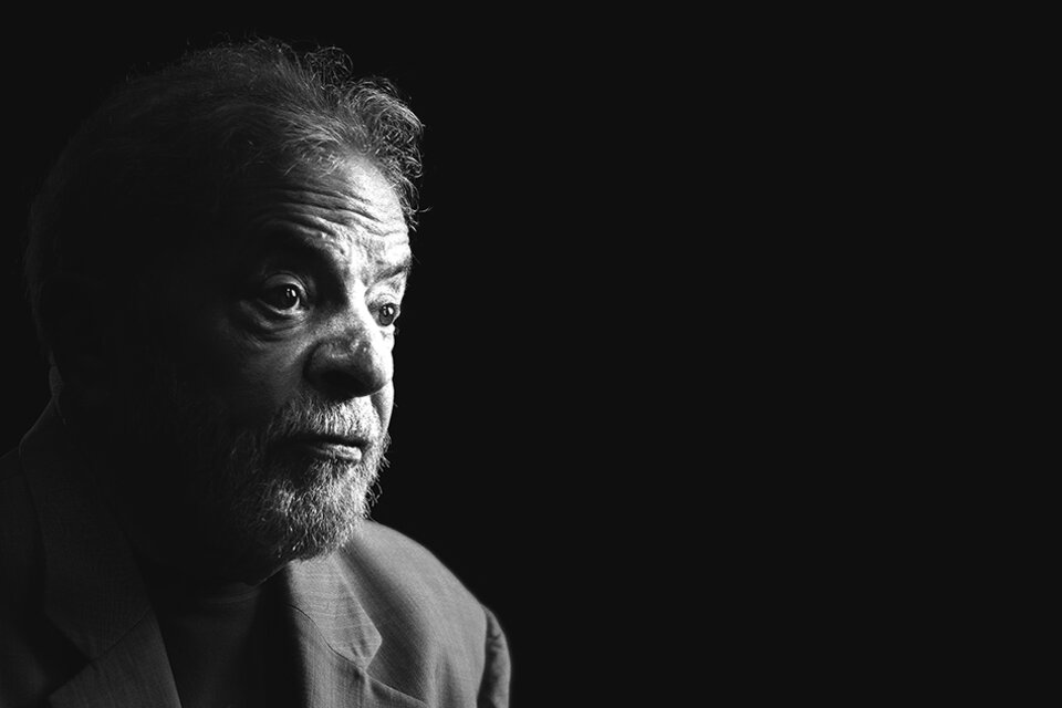 Simpatizantes de Lula exigen la liberación del líder del PT frente al Ministerio de Justicia. (Fuente: AFP)