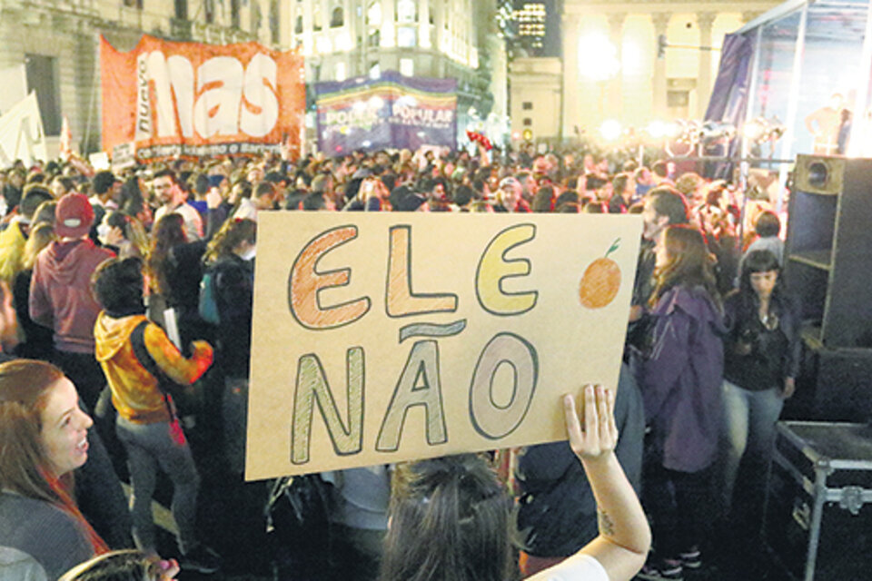 Una multitud marchó hacia Plaza de Mayo para repudiar la visita de Jair Bolsonaro. (Fuente: Leandro Teysseire)