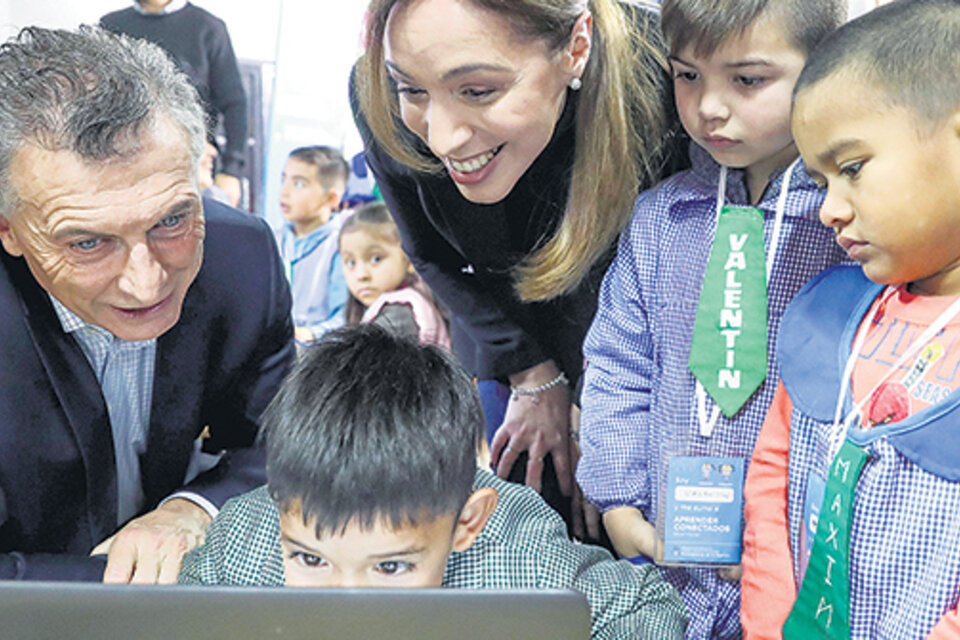 Mauricio Macri junto a María Eugenia Vidal en un jardín de infantes. (Fuente: NA)