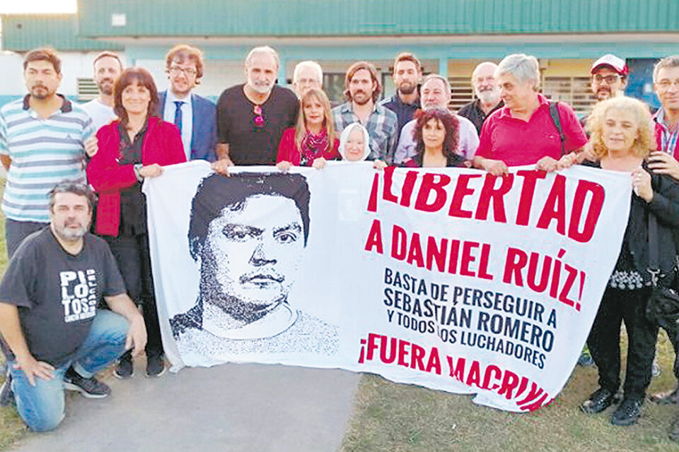 Políticos, artistas y organismos de derechos humanos reclaman que Ruiz sea liberado.