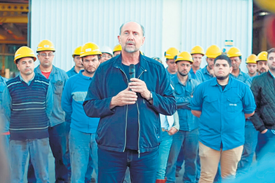 El peronista Omar Perotti cerró su campaña electoral rodeado de trabajadores.