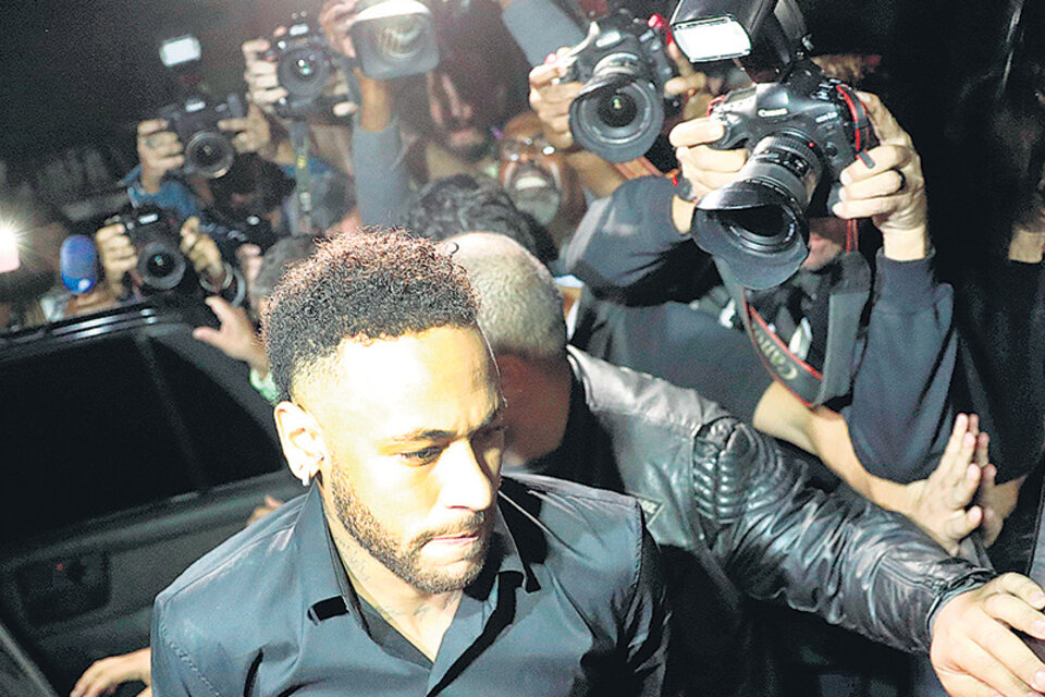 Neymar difundió imágenes íntimas de la joven que lo denunció.