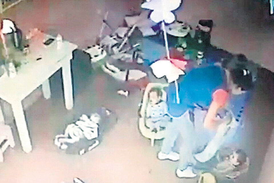 En el video que se viralizó se pueden ver los maltratos que sufrió la beba.