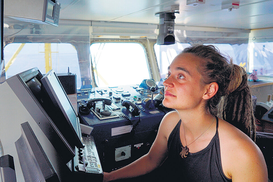 La capitana Carola Rackete habló desde el barco con la prensa y denunció la crítica situación a bordo.
