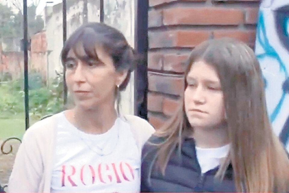 Loana, la mamá de Rocío, y su hermana, frente a la casa familiar.