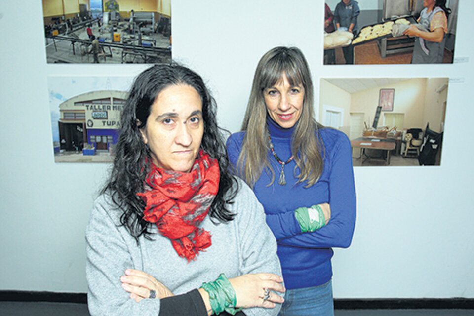 Silvana Lanchez y Laura González Vidal, en la muestra en la sede de la CTA. (Fuente: Bernardino Avila)