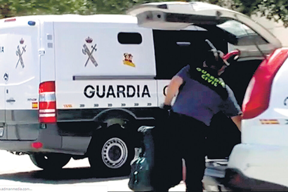 Captura de imagen de Silva Rodrigues siendo llevado detenido a una camioneta policial.