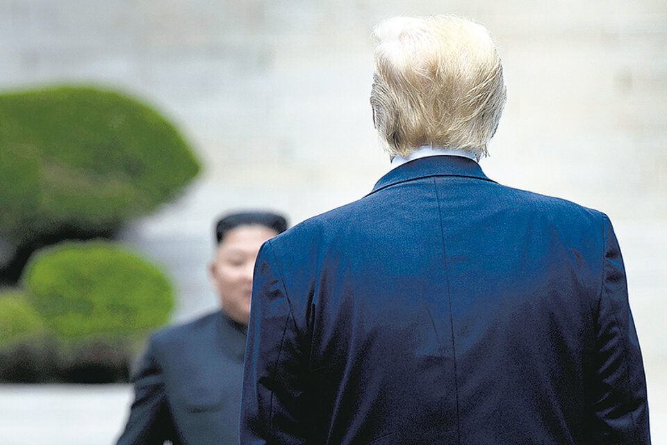 Kim y Trump, cara a cara en el límite de la zona desmilitarizada entre las dos Coreas. (Fuente: AFP)