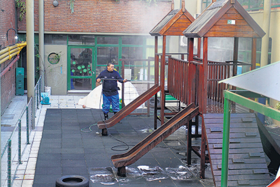 La Ciudad encaró tareas de limpieza y desinfección de la escuela de Caballito afectada. (Fuente: Bernardino Avila)