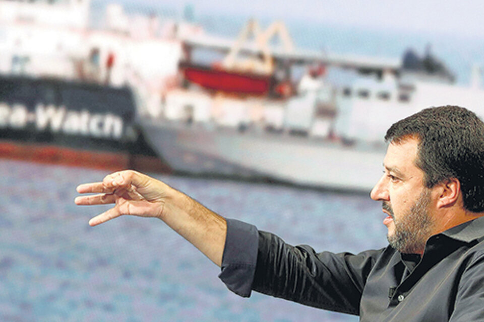 El ministro italiano Matteo Salvini gesticula con la “Sea Watch” de fondo. (Fuente: EFE)