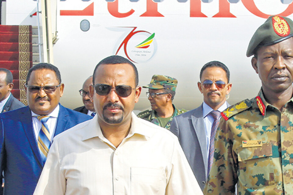 El primer ministro etiopí, Abiy Ahmed en Khartoum, junto al general Mekonnen (atrás, centro) muerto ayer. (Fuente: AFP)
