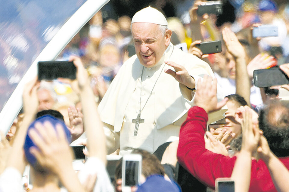 El Papa fue recibido por miles de personas en el último día de su visita a Rumania. (Fuente: AFP)