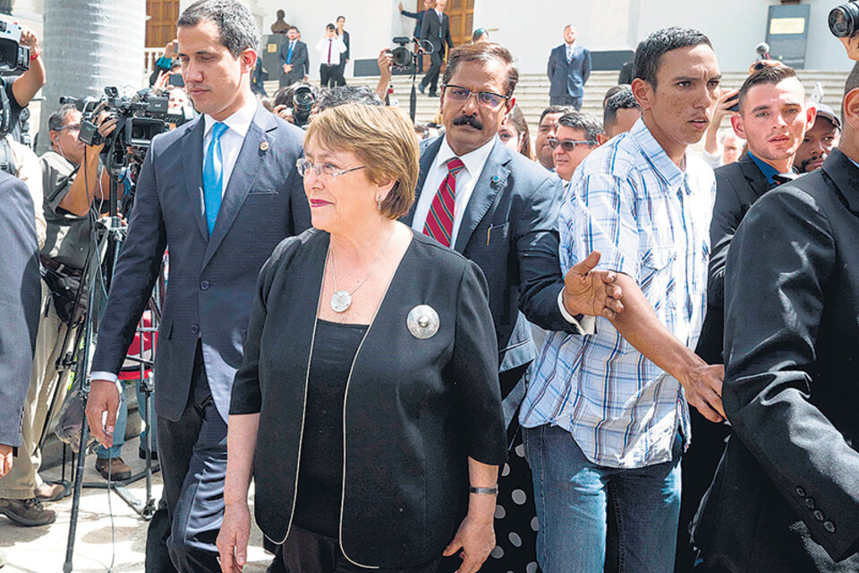 La ex presidenta chilena se reunió con Maduro y con Guaidó. (Fuente: EFE)