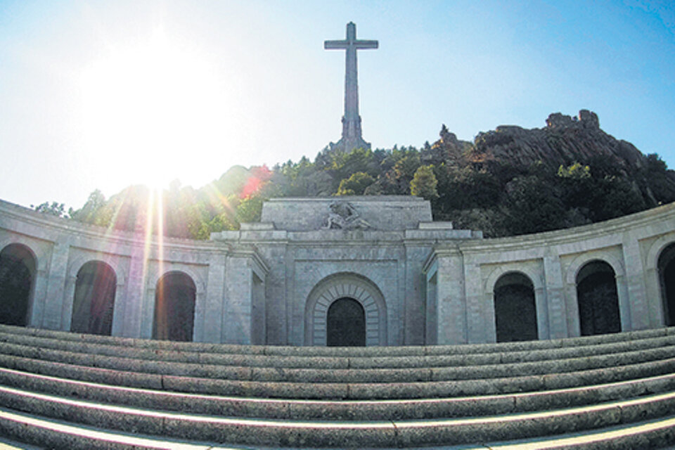 Los restos del dictador fueron enterrados hace 43 años en el mausoleo del Valle de los Caídos. (Fuente: EFE)