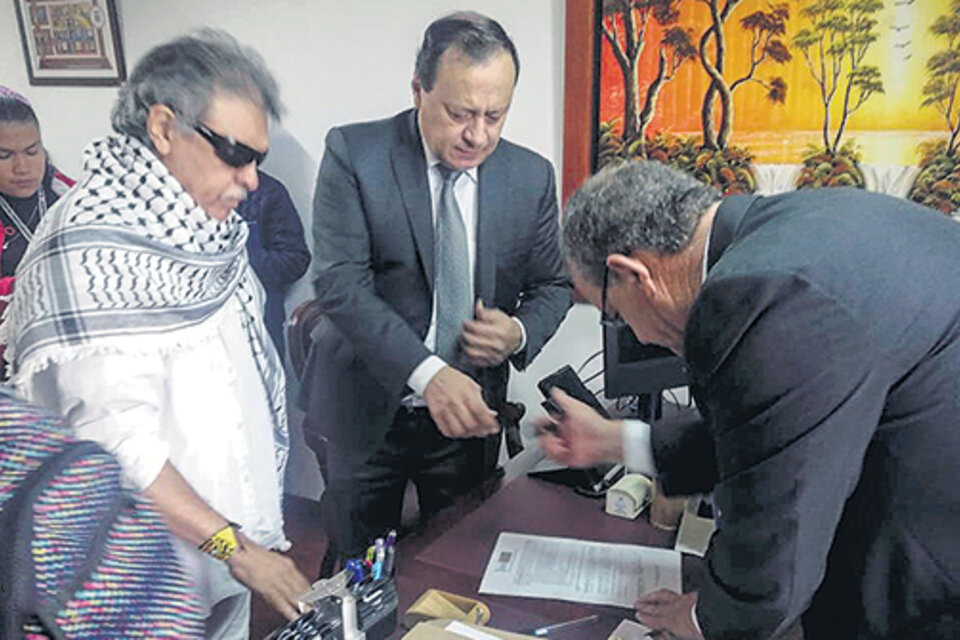 Santrich al momento de firmar su ingreso al Congreso colombiano en Bogotá. (Fuente: AFP)