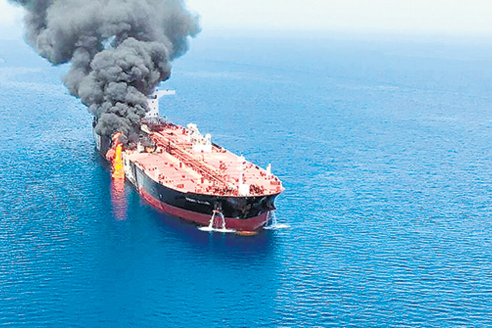 El petrolero noruego Front Altair en llamas tras ser atacado en el estrecho de Ormuz. (Fuente: EFE)