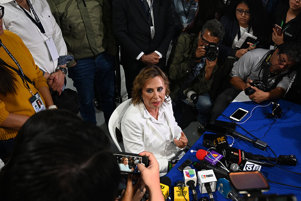 Sandra Torres habla en conferencia de prensa después de votar en la Ciudad de Guatemala. (Fuente: AFP)