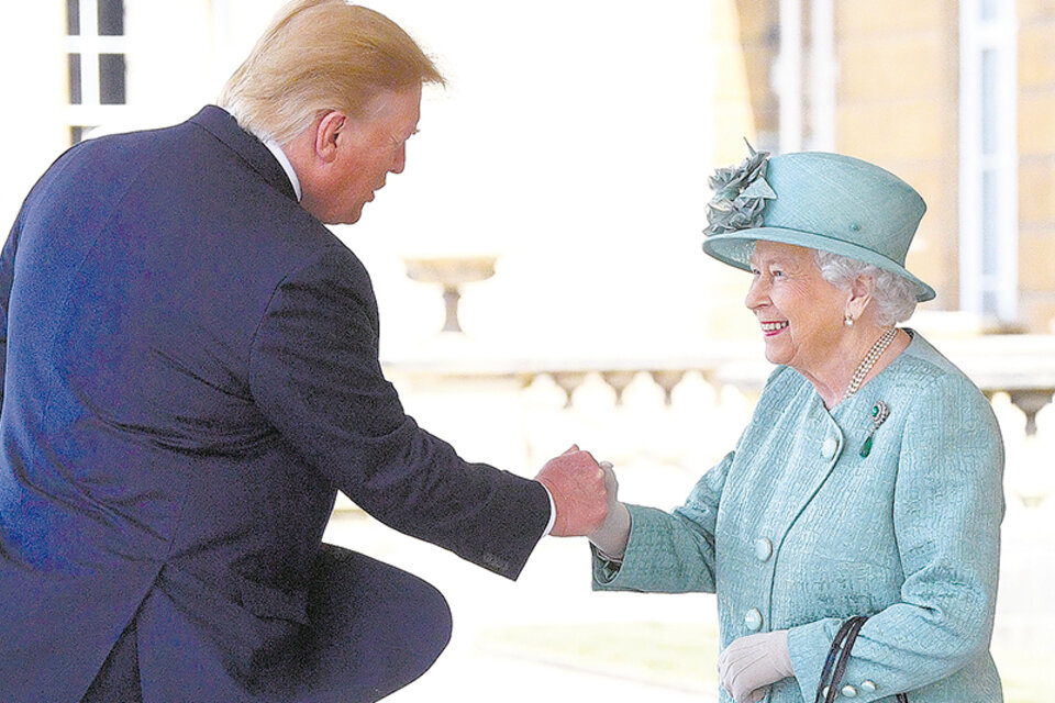 En su primer día de visita, Trump fue recibido por la reina Isabel II con todos los honores.