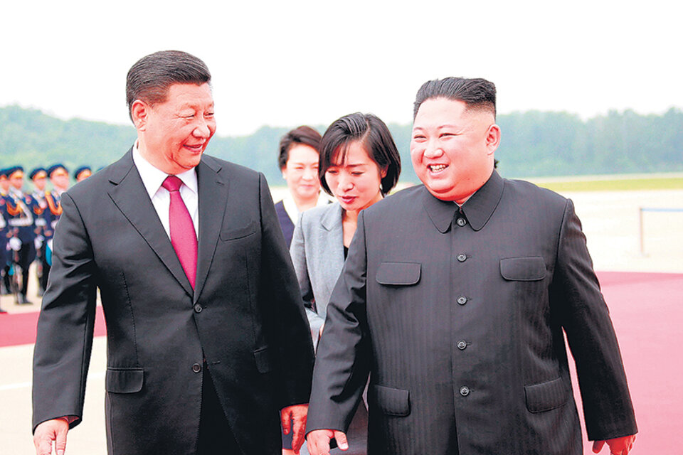 La primera visita oficial de Xi a Kim se hizo en medio de crecientes tensiones mutuas con Estados Unidos. (Fuente: AFP)