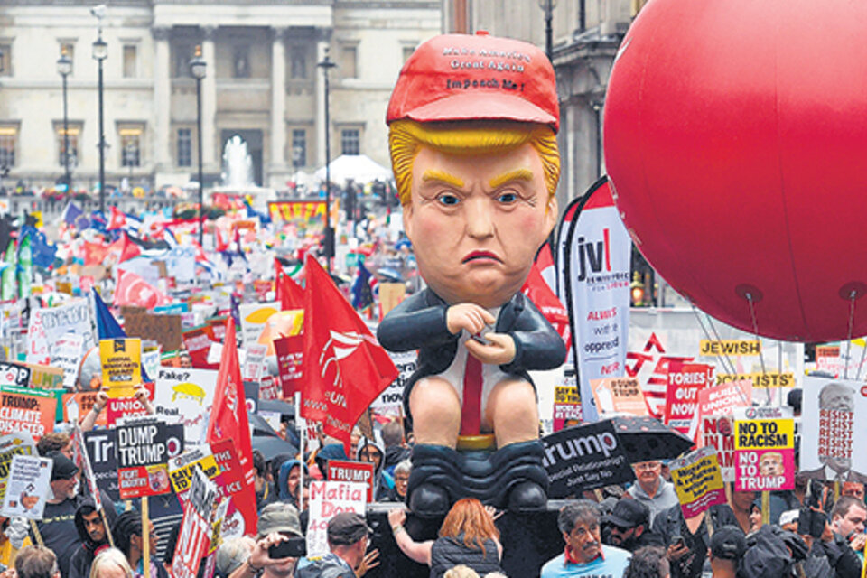 Los manifestantes pasearon un globo de Trump gigante por el centro de Londres. (Fuente: EFE)