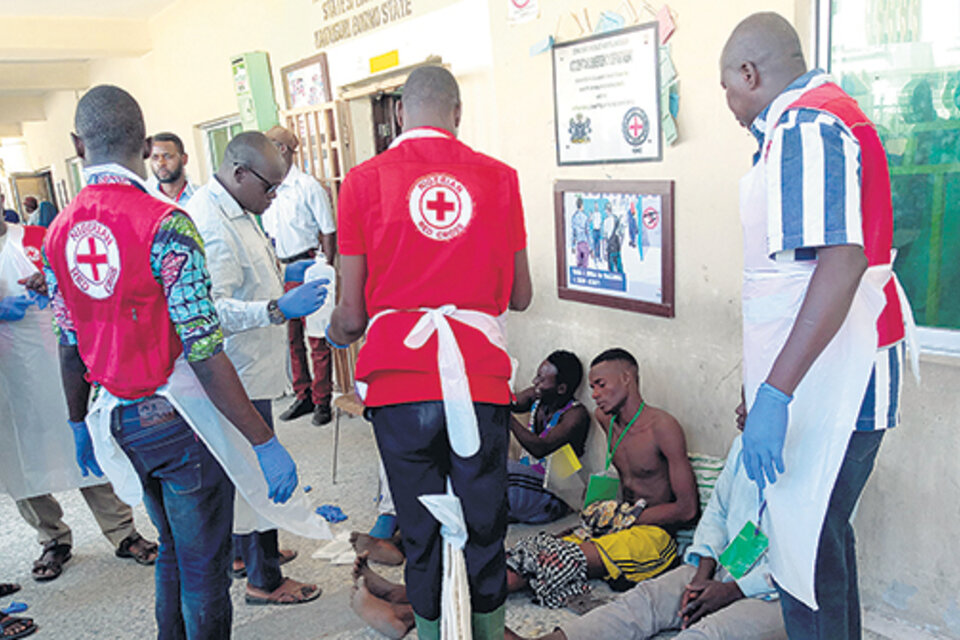 Sobrevivientes del atentado reciben atención médica en Nigeria. (Fuente: AFP)