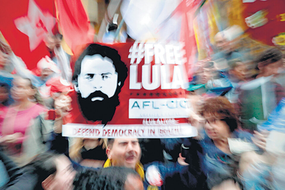 Un hombre sostiene un cartel de “Lula libre” durante una manifestación en San Pablo para pedir su libertad. (Fuente: EFE)