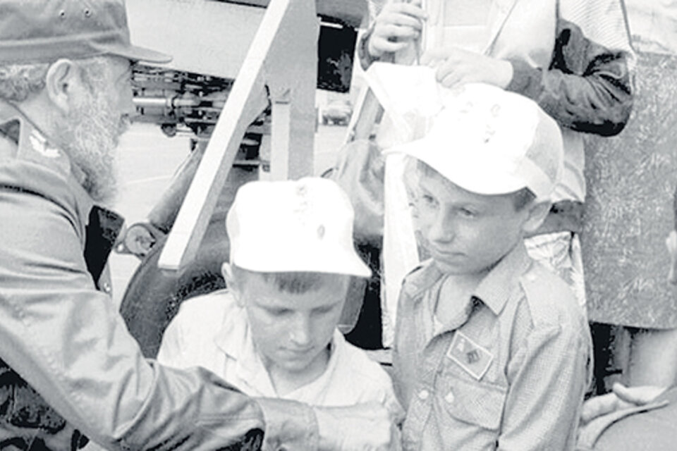 Fidel Castro recibiendo a los chicos de Chernobyl a su llegada a Cuba para tratarse, en una foto de Granma.