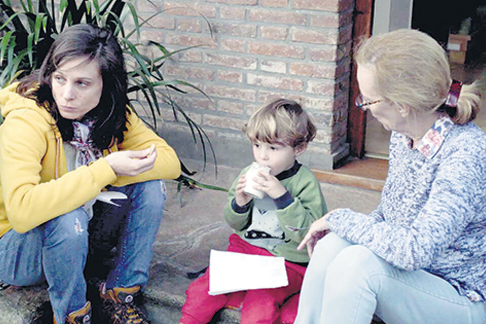 Romina Paula, Mónica Rank y Ramón Cohen, en el patio de la casa familiar.