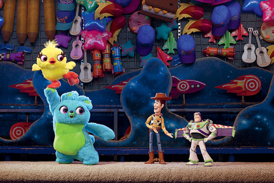 Woody y Buzz como juguetes de premio en una kermesse junto a Ducky y Bunnioe, en Toy Story 4