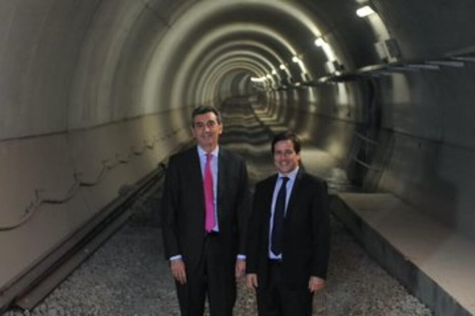 Randazzo y Recalde en el túnel de la línea E en 2015: recién se inauguró en 2019. (Fuente: Twitter Mariano Recalde)