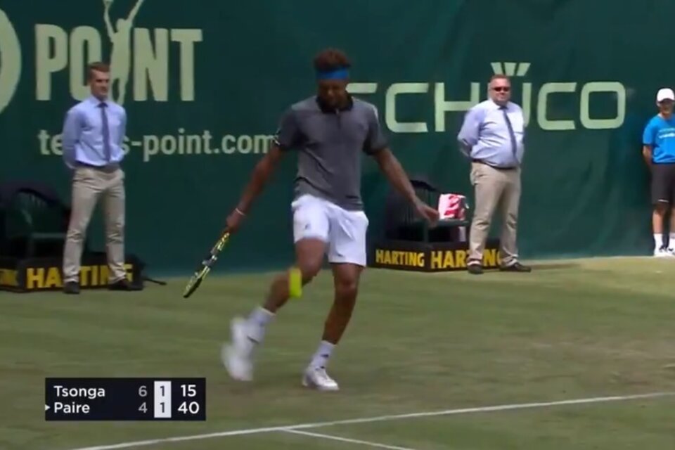 Tsonga responde con el pie luego que Paire perdiera su raqueta. (Fuente: Captura de pantalla)