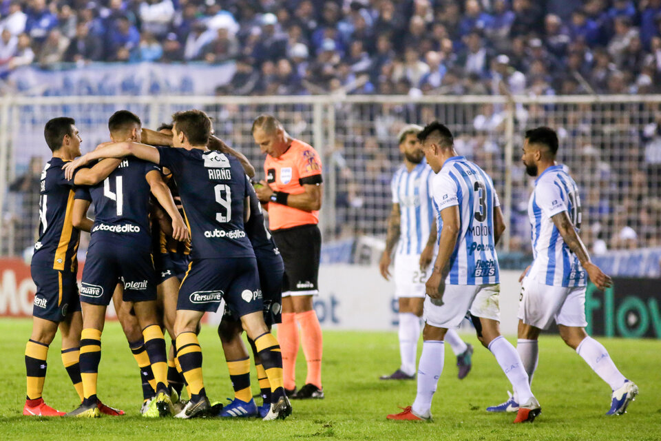 Los jugadores de Central abrazan a Ciro Rius después de marcar el primer gol con derechazo al ángulo. (Telam) (Fuente: Télam)