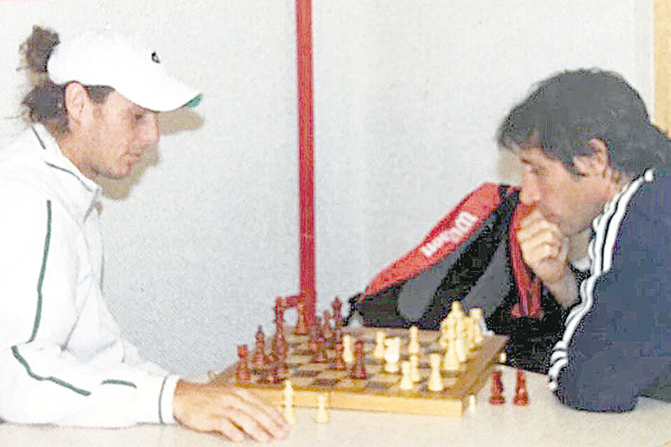 Pablo Pécora junto a Gastón Gaudio, en una partida de ajedrez.