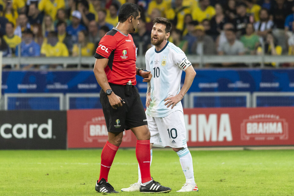 Lionel Messi duro con el árbitro. (Fuente: Fotobaires)