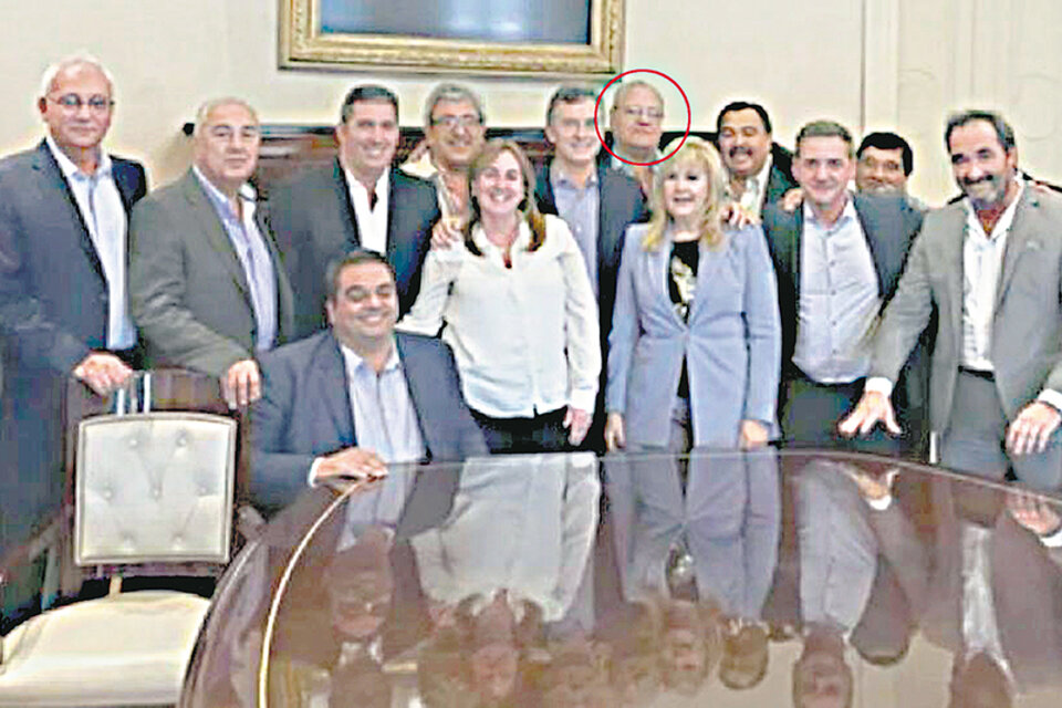 Mauricio Macri junto a Alberto Fantini y otros dirigentes sindicales que fueron de gira con Triaca por Europa.