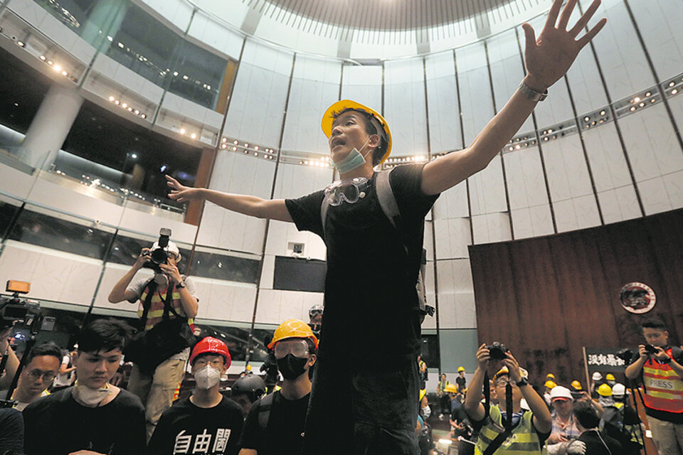Manifestantes en Hong Kong toman el Congreso (Fuente: AFP)