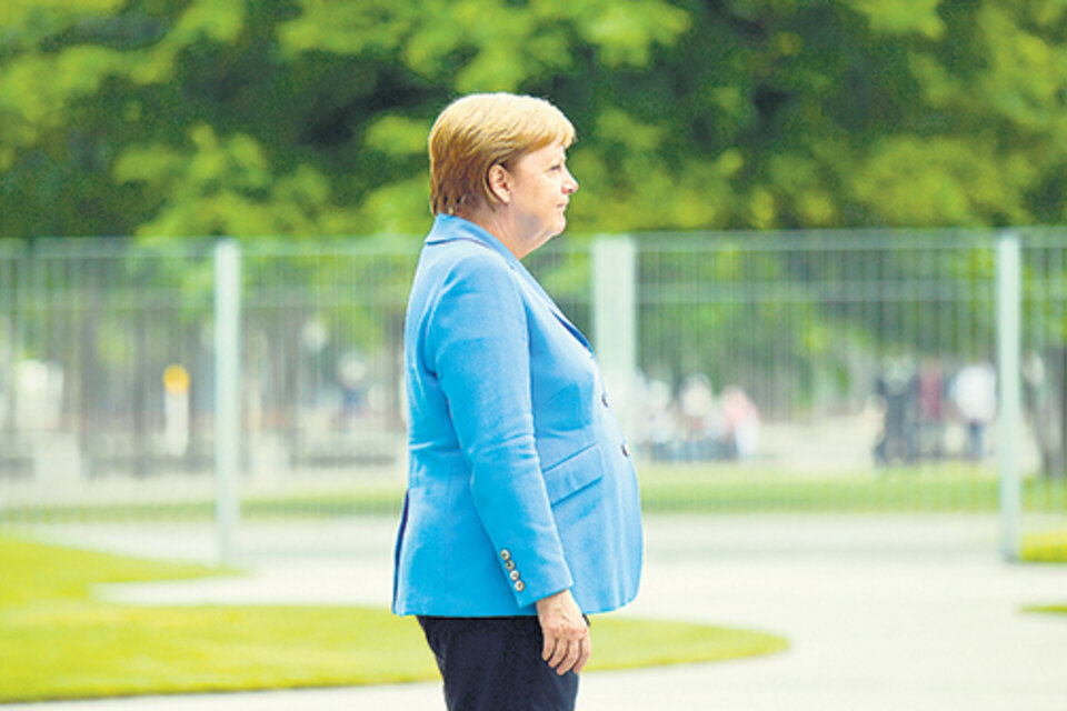 La canciller alemana tuvo otro episodio de espasmos mientras sonaba el himno alemán. (Fuente: AFP)