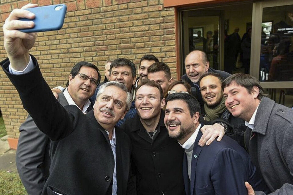 En Reconquista hubo tiempo para una foto con candidatos a diputados.