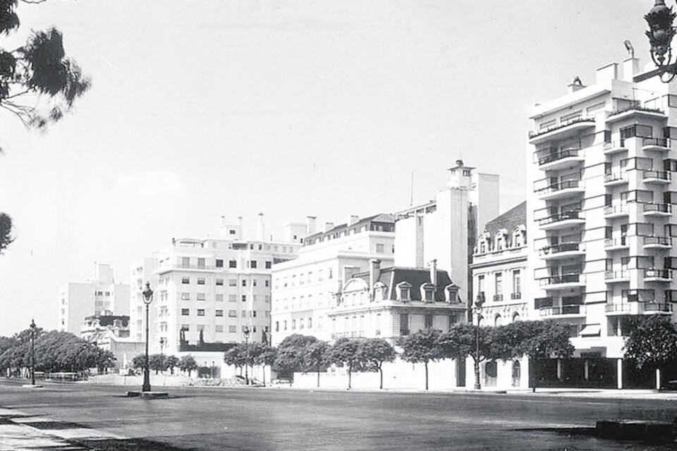 Alternancia entre Modernidad y Academicismo en la Avenida del Libertador; en primer plano el edificio de León Dourge (1934).