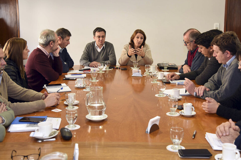 La intendenta de Rosario reunió ayer a todo su gabinete para anunciar las medidas locales.