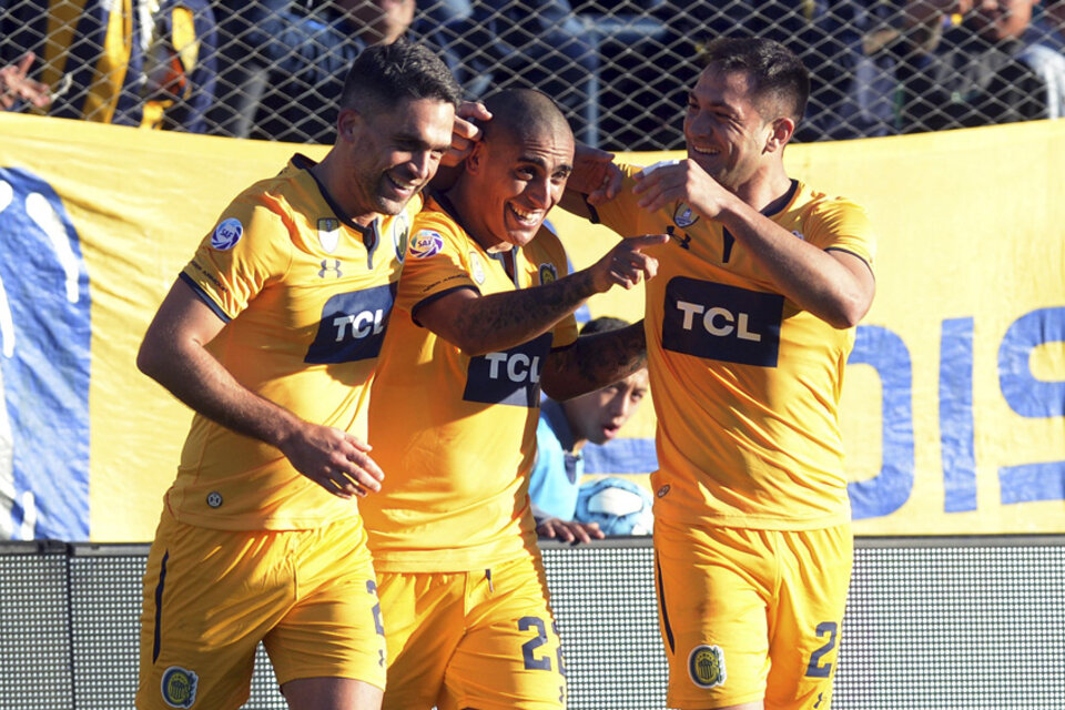 Los jugadores se unen en el festejo por el gol de Zabala que conquistó a los hinchas. (Fuente: Sebastián Granata)