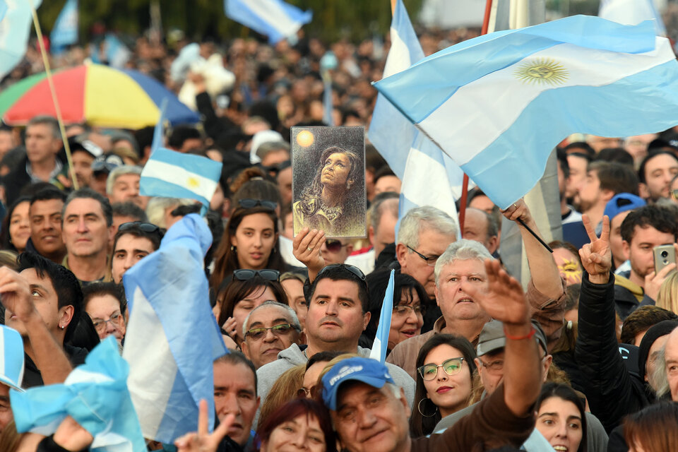 La bienvenida a Alberto y Cristina fue con algarabía. (Fuente: Sebastián Granata)