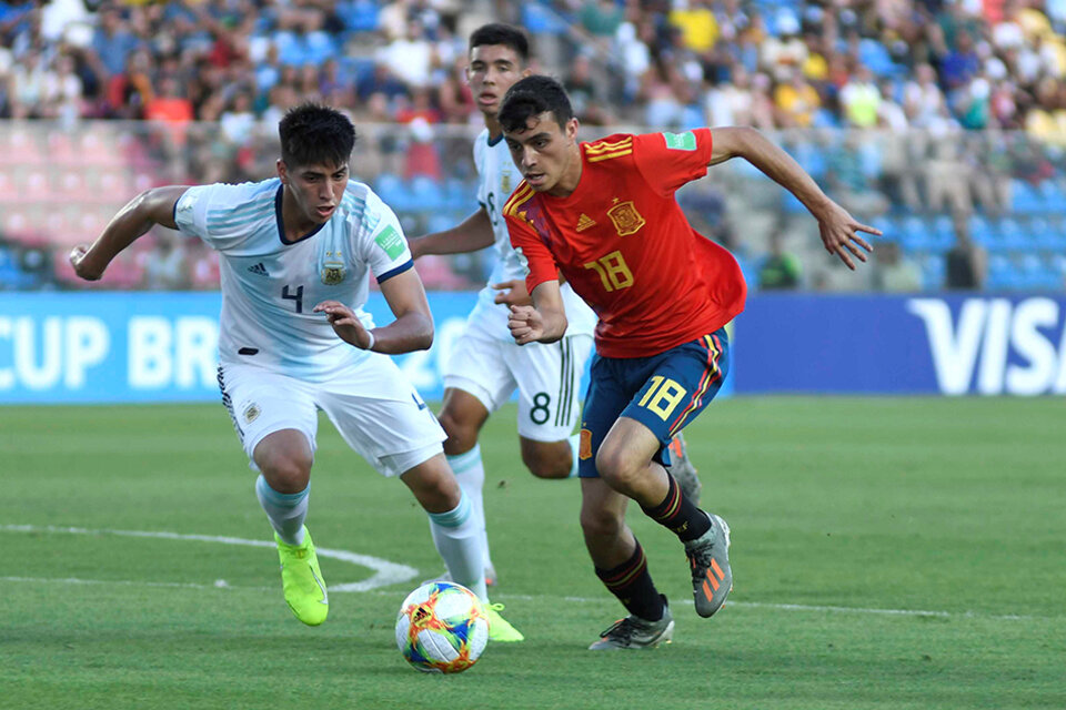 Krilanovich escapa de la marca de Carrillo. La Sub 17 igualó 0-0 con España. (Fuente: EFE)