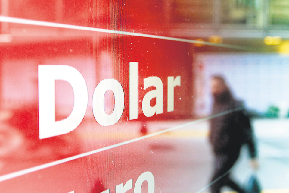 El dólar ilegal aumentó 50 centavos y volvió a superar los 67 pesos. (Fuente: Leandro Teysseire)