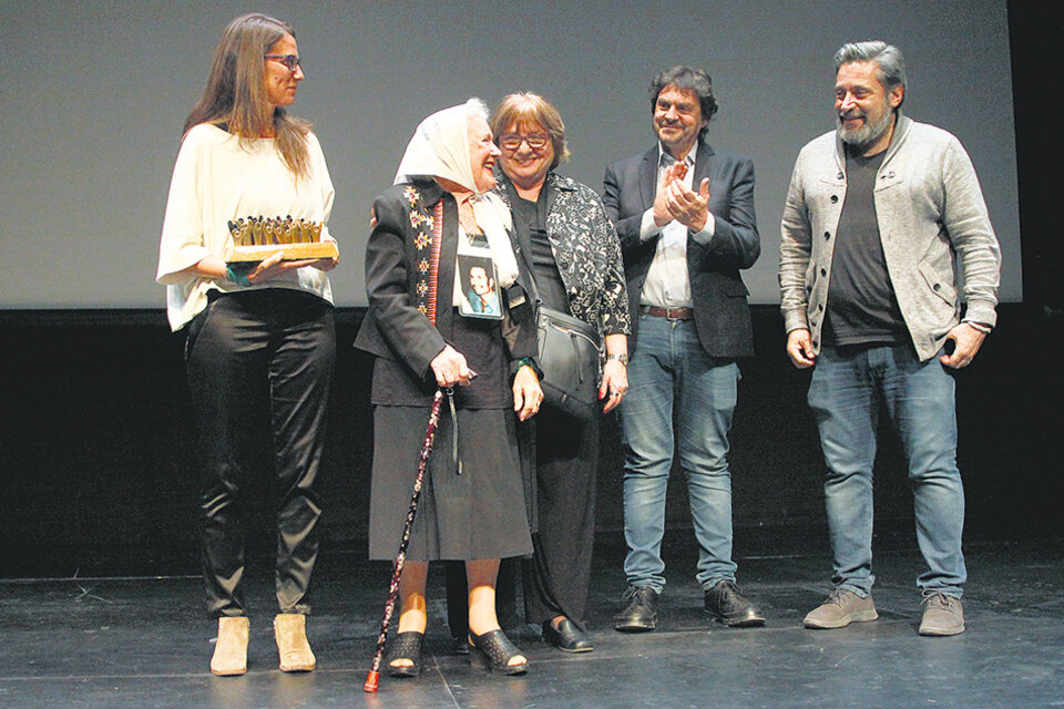Nora Cortiñas recibe su reconocimiento, rodeada por Elizabeth Gómez Alcorta, María Seoane, Felipe Pigna y Víctor Santa María. (Fuente: Jorge Larrosa)